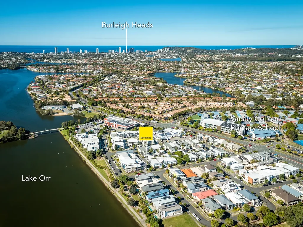 Varsity Lakes 4ਬੈੱਡਰੂਮ Varsity Vice - A Waterfront Lifestyle You'll Be Happy to Do Time In!