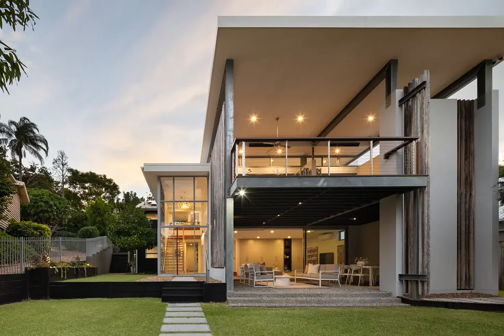 Indooroopilly 6房 1,075平米高地段 精心设计建造 俯瞰Mansfield Park 六卧家庭办公室 低维护花园 东北朝向 Smeg厨房 太阳能系统 一流教育区 Timeless family design and craftsmanship