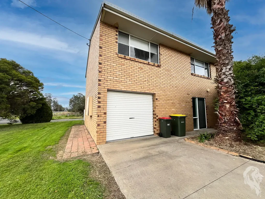 Two-Bedroom Brick Unit - A Short Stroll to the Lake