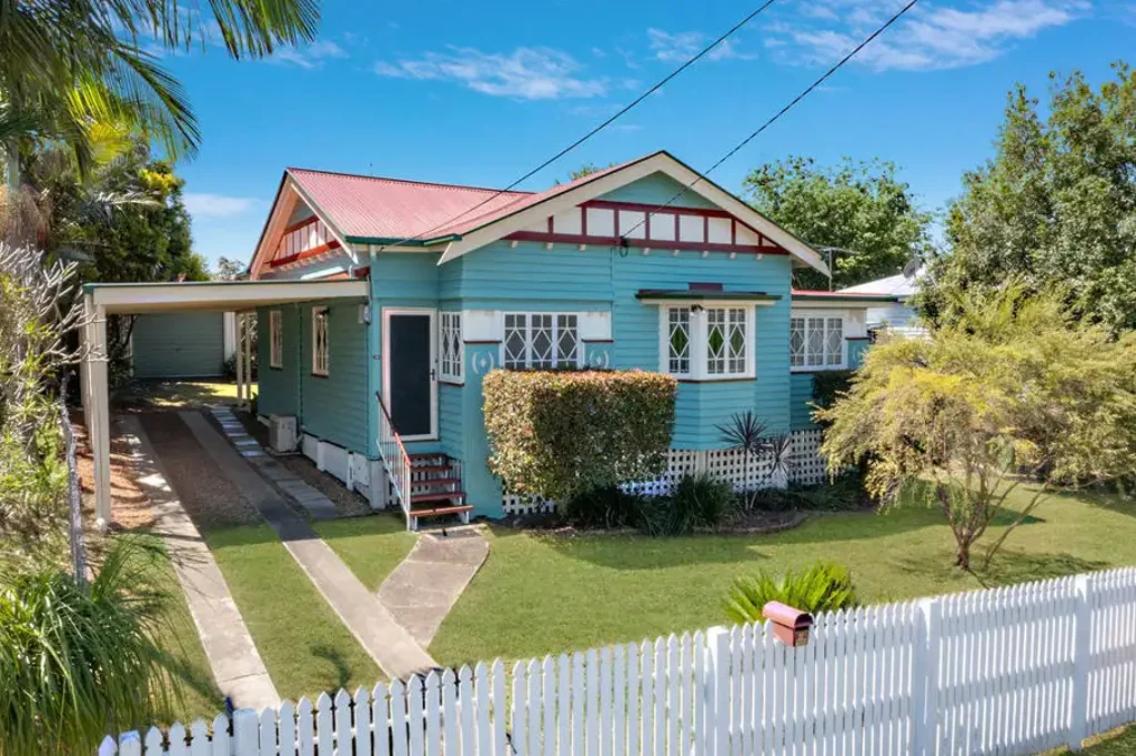 Booval 2ਬੈੱਡਰੂਮ Charming Queenslander - Walk to Everything!