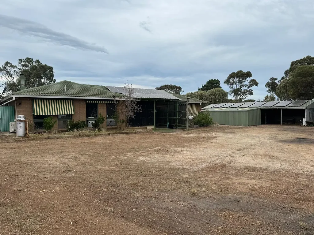 Charming Countryside Retreat: 10 Acres with 4 Bedrooms and 2 Bathrooms in Little River