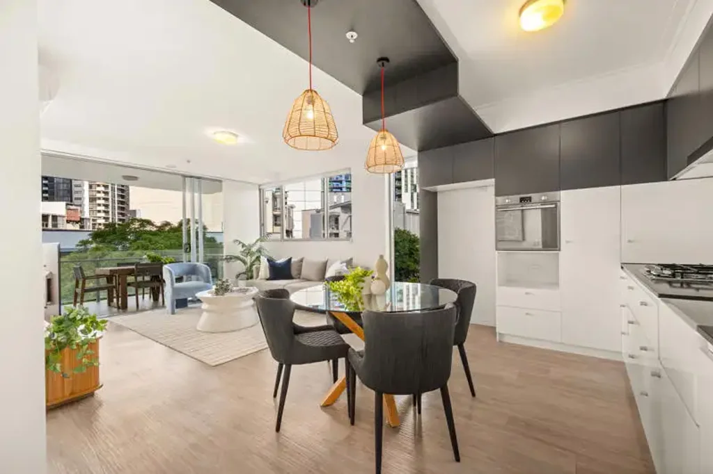 South Brisbane 2房 South Brisbane壮丽景色 开放式平面设计 石制台面厨房 两卧带阳台 主卧豪华套间 天空花园泳池 多功能设施齐全 公共交通便捷 高中招生范围 Stunning Two Bedroom in Highly Sought-After South Brisbane Complex!