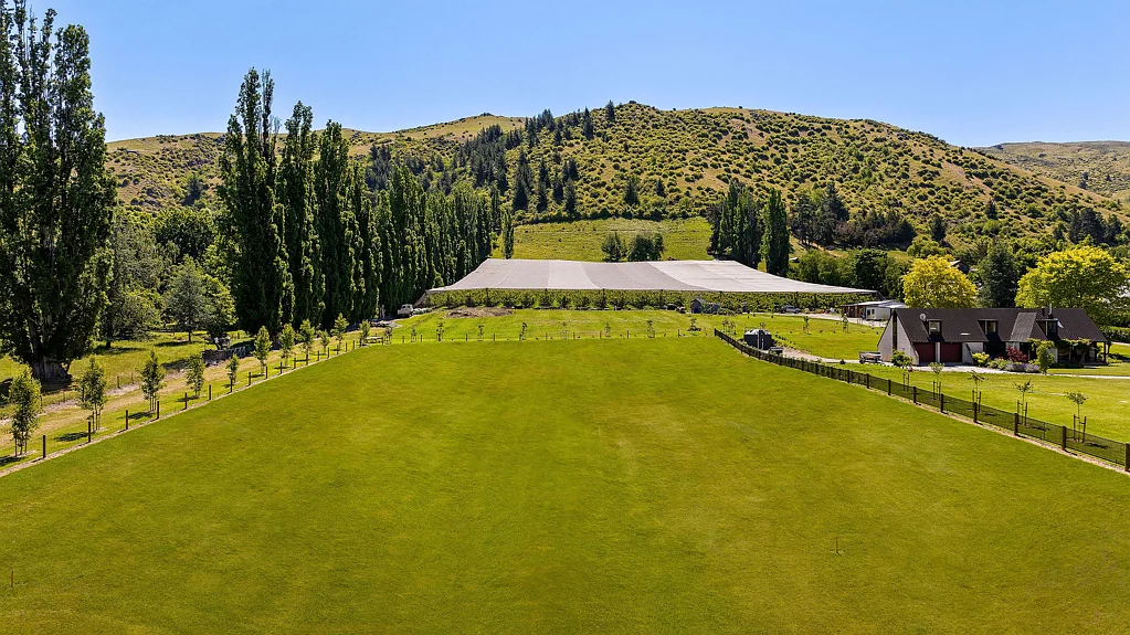 Cromwell Are you looking for views and a bare section
