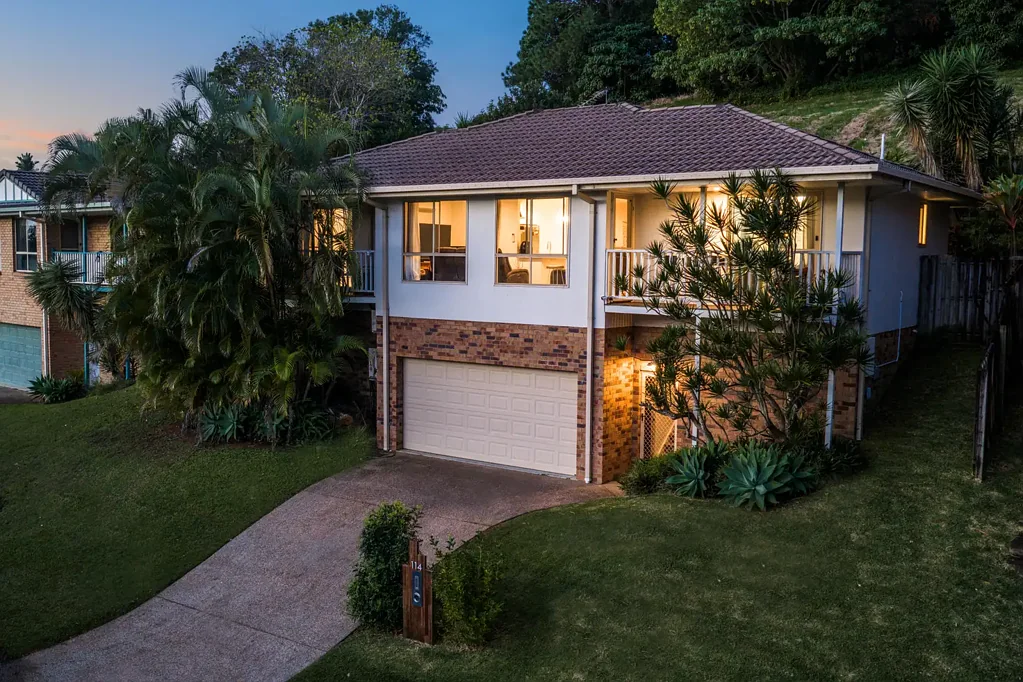 Banora Point 4Habitaciones Sweeping Golf Course Views with Endless Family Potential!