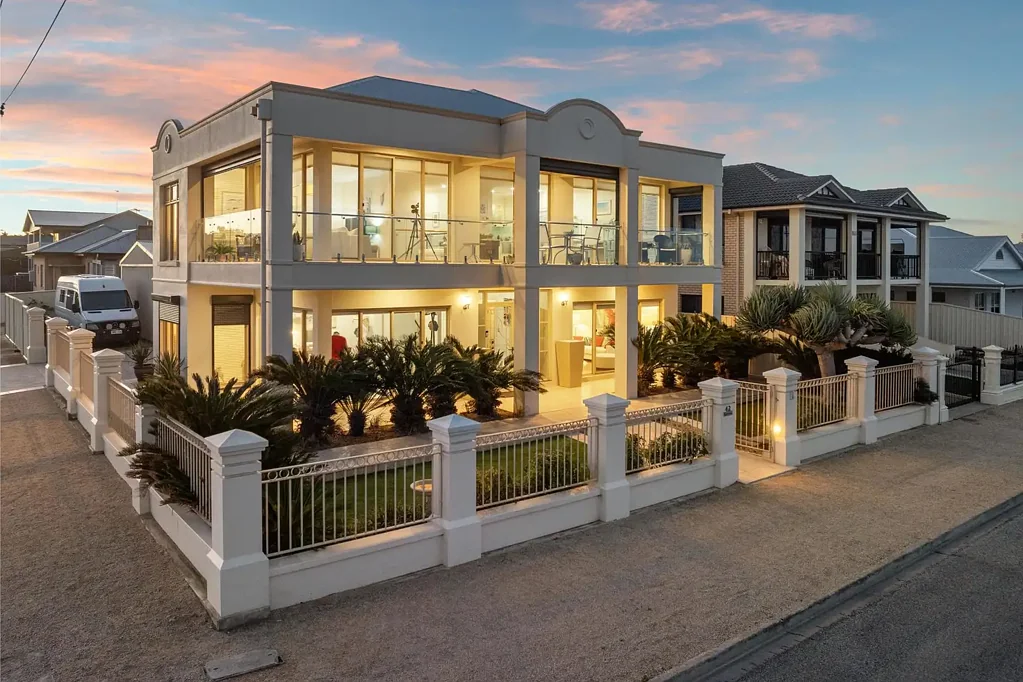 Ardrossan 5房  Admire your own uninterrupted slice of the seaside from a refined beachfront beauty….