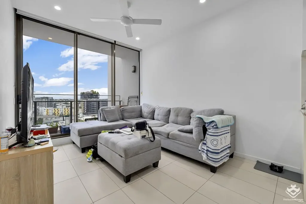 Modern 1 Bedroom Unit + Study For Rent