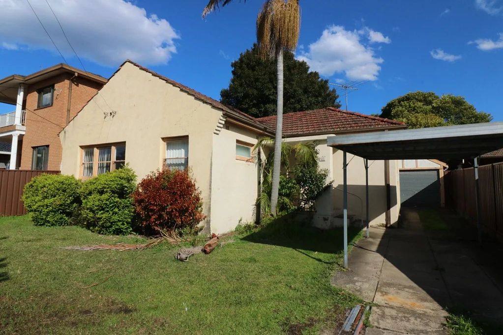 3 BEDROOM HOUSE CENTRALLY LOCATED IN KINGSGROVE