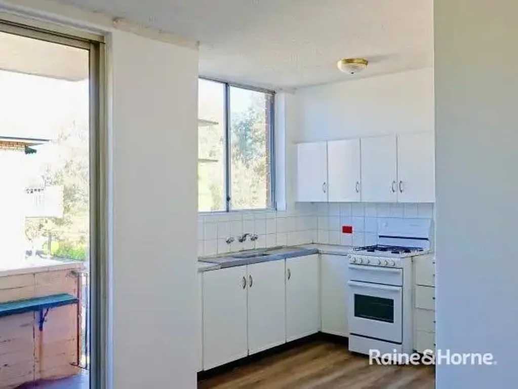 SPACIOUS 2 BEDROOM APARTMENT & GARAGE