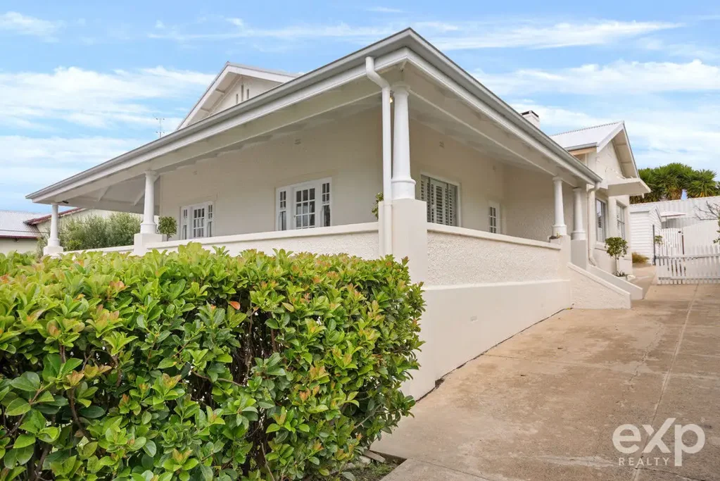 Port Lincoln 5房  Character, Versatility & Views – With a Luxury Detached Studio