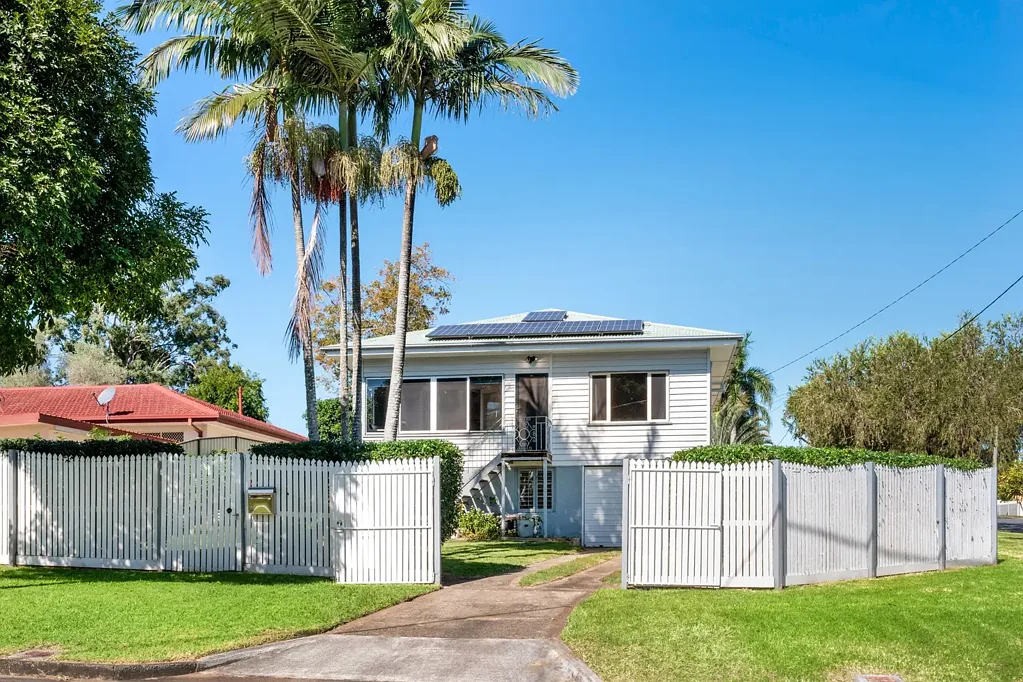 Darra 3침실 Charming Home with Park Views in Thriving Darra