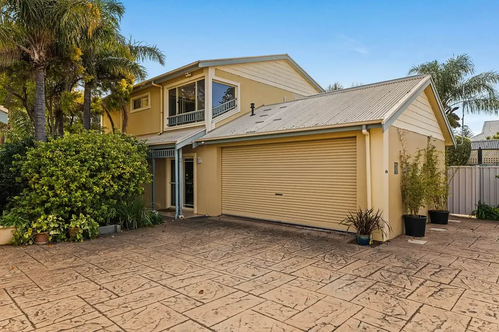 Glenelg South 3房  Coastal Style Meets Effortless Living.