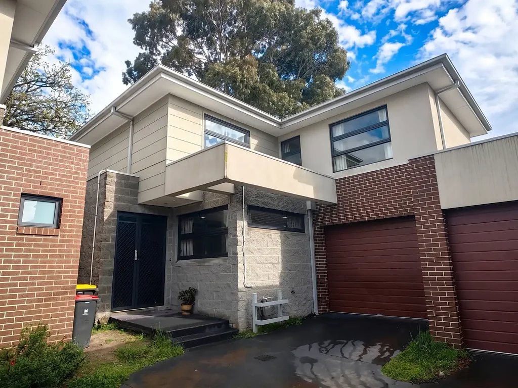 COZY FOUR-BEDROOM TWO AND HALF-BATHROOM TOWNHOUSE IN PRIME CHADSTONE LOCATION
