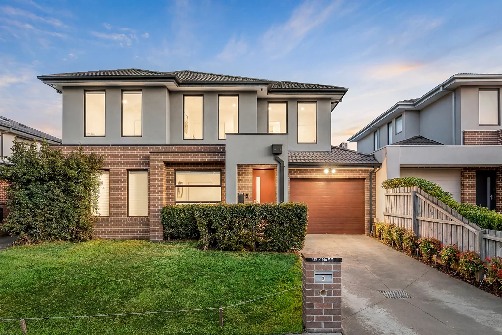 Clayton 4Moenga Contemporary Family Living in a Prime Clayton Pocket