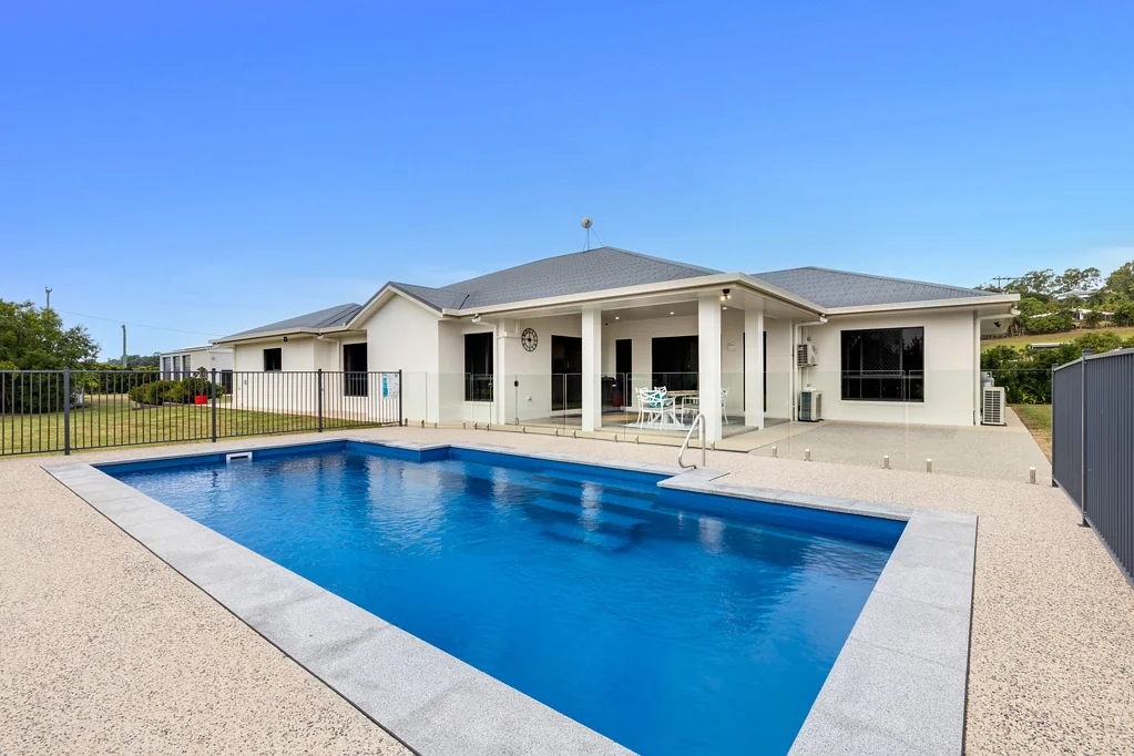 Habana Executive Property on Lifestyle Acreage in Sought After Habana