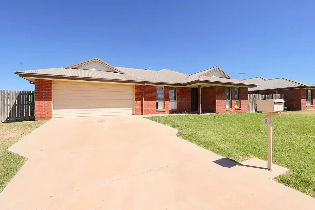 Roma 4غرفة نوم Low Maintenance Brick Home in Quiet Estate