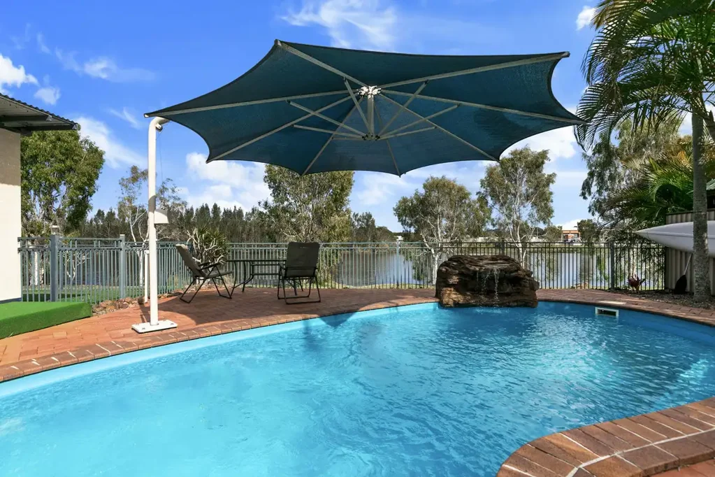 Dundowran 4બેડરૂમ YOUR OWN SLICE OF LAKESIDE PARADISE!