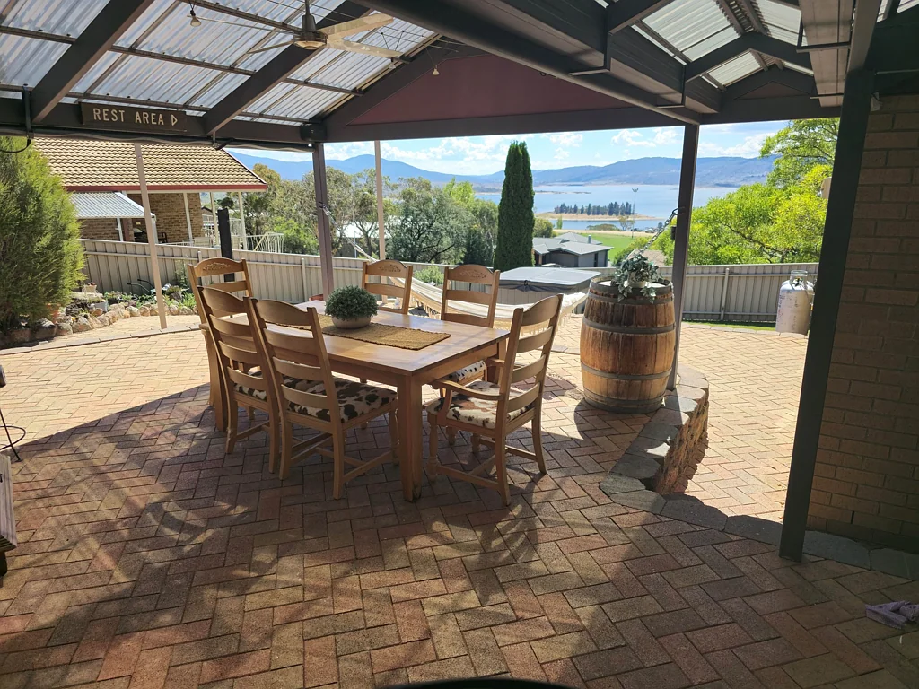 Jindabyne 3Kwarto Fully furnished family home or rental property, in town with spectacular lake views.