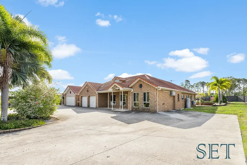 Burpengary East 8房 Burpengary East黄金地段 480㎡宽敞建筑 八卧多区 独立双宅 无物业费 车位充足 LUXURY LIVING IN BURPENGARY EAST!!