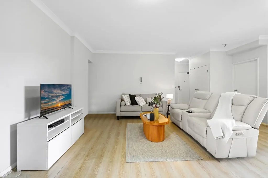 Toongabbie 2房 Toongabbie站步行即达 现代装修便利生活 主卧带独立卫浴 宽敞起居空间 安全电梯停车方便 Spacious Modern Apartment in Prime Toongabbie Location