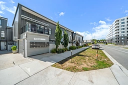 8/15 Cynthea Teague Crescent, Greenway