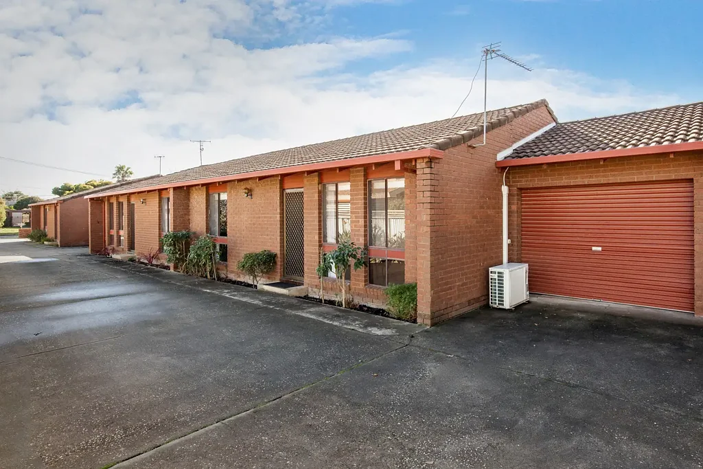 Modern Comfort & Convenience in Sought-After East Albury