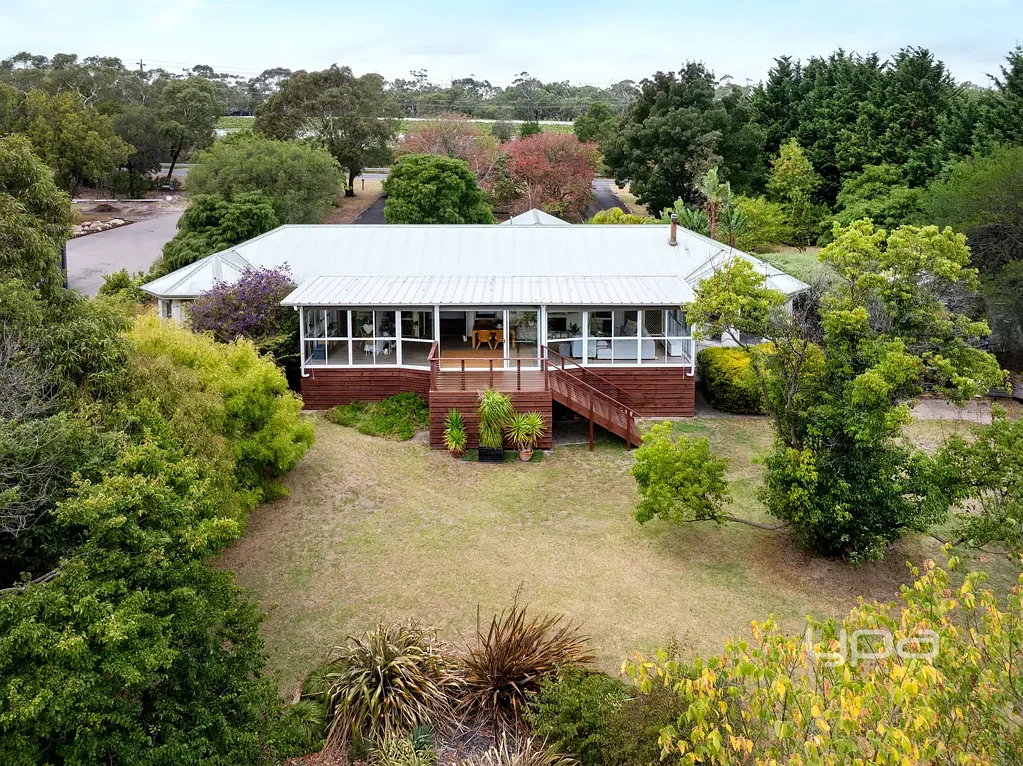 Dromana 4 Bedroom A Garden Lover’s Retreat  – Country Living 5 Minutes from the Beach