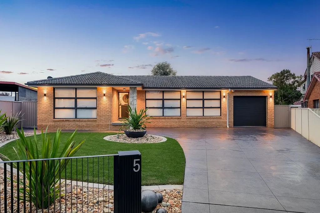 Bossley Park 3બેડરૂમ Immaculate & Modern Family Home Providing Stylish Living in Bossley Park