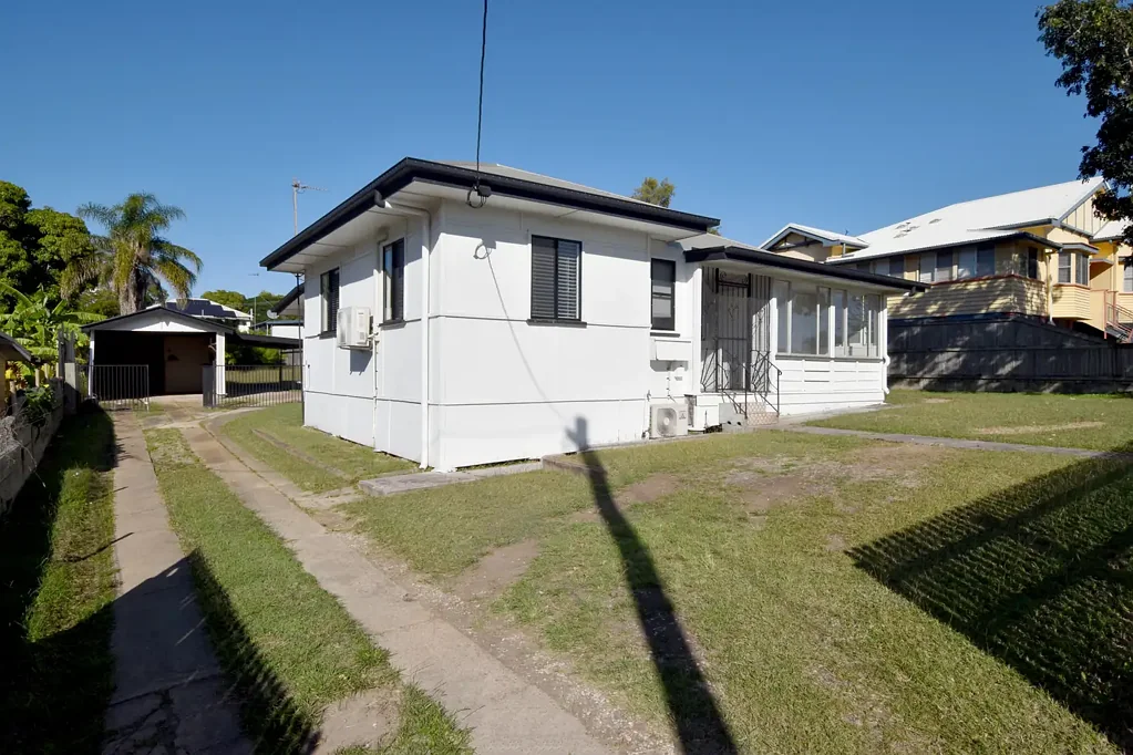 COTTAGE LIVING WITH A HUGE BLOCK ON THE CBD FRINGE