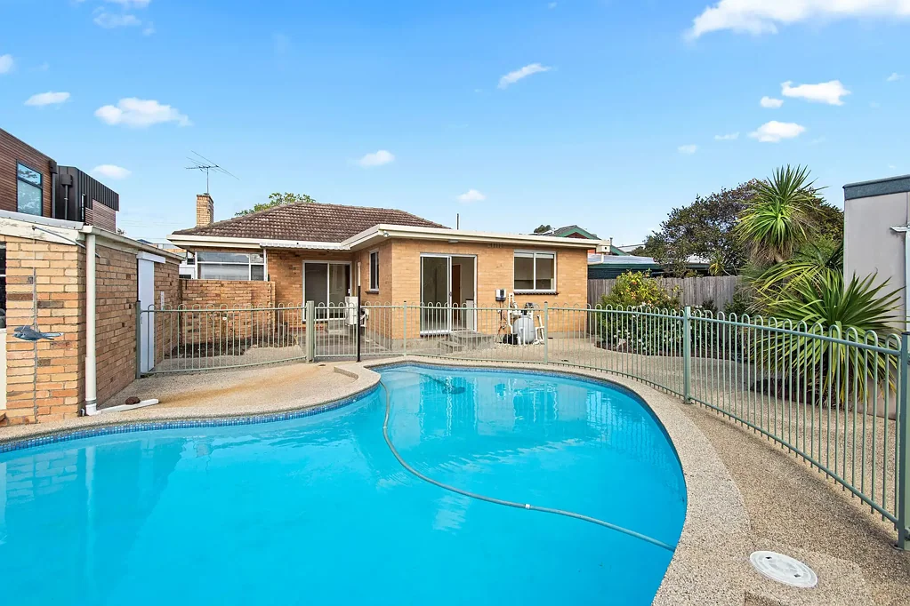 SPACIOUS SINGLE LEVEL HOME WITH POOL IN PREMIUM LOCATION!