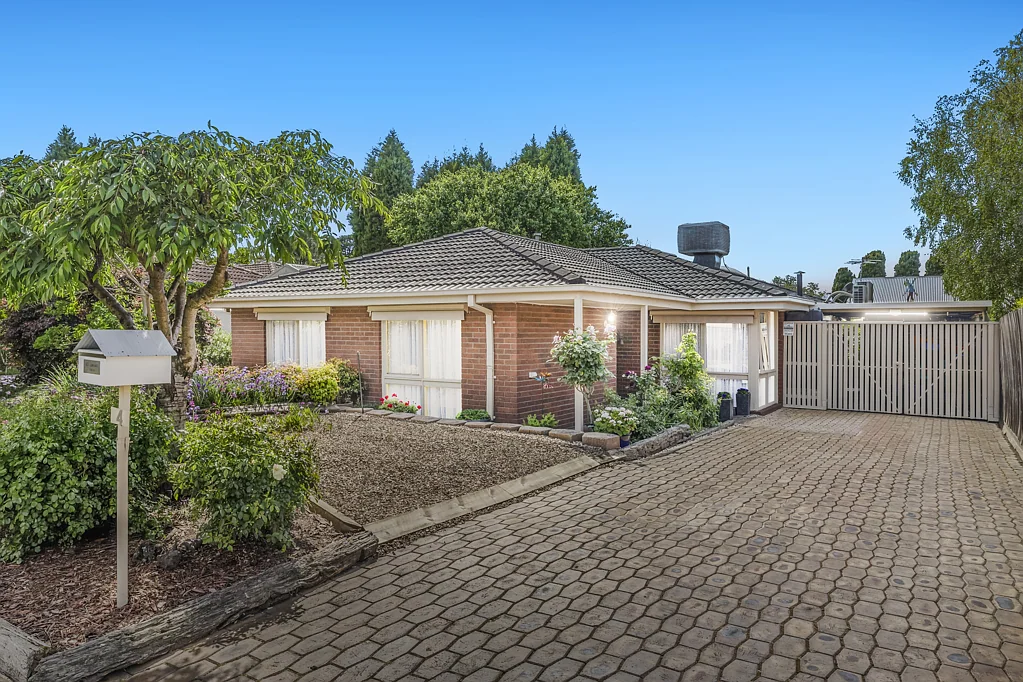 4 Helsal Drive, Wantirna South, VIC 3152