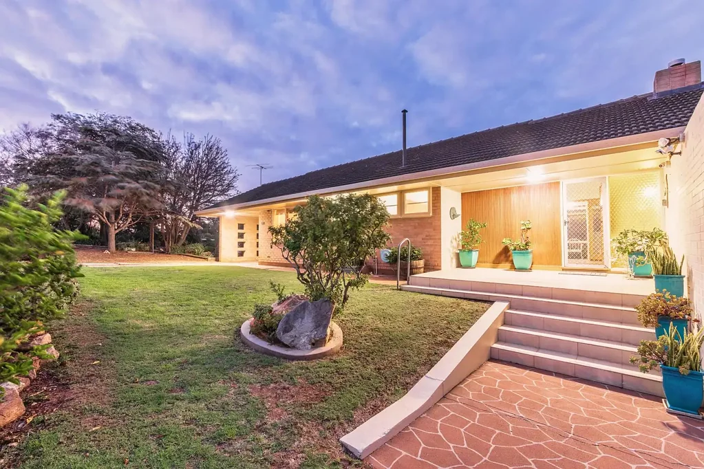 Port Lincoln 4બેડરૂમ Spacious 1960s Residence with Panoramic Boston Island & Bay Views