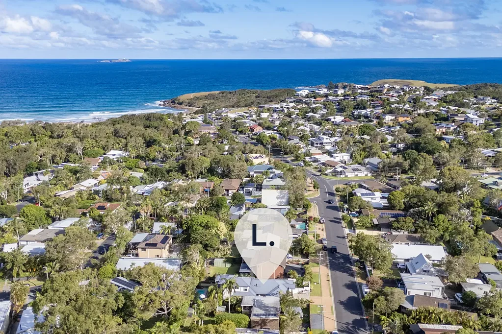 Emerald Beach 4chambre 325m² Coastal Entertainer with $103K+ Annual Return