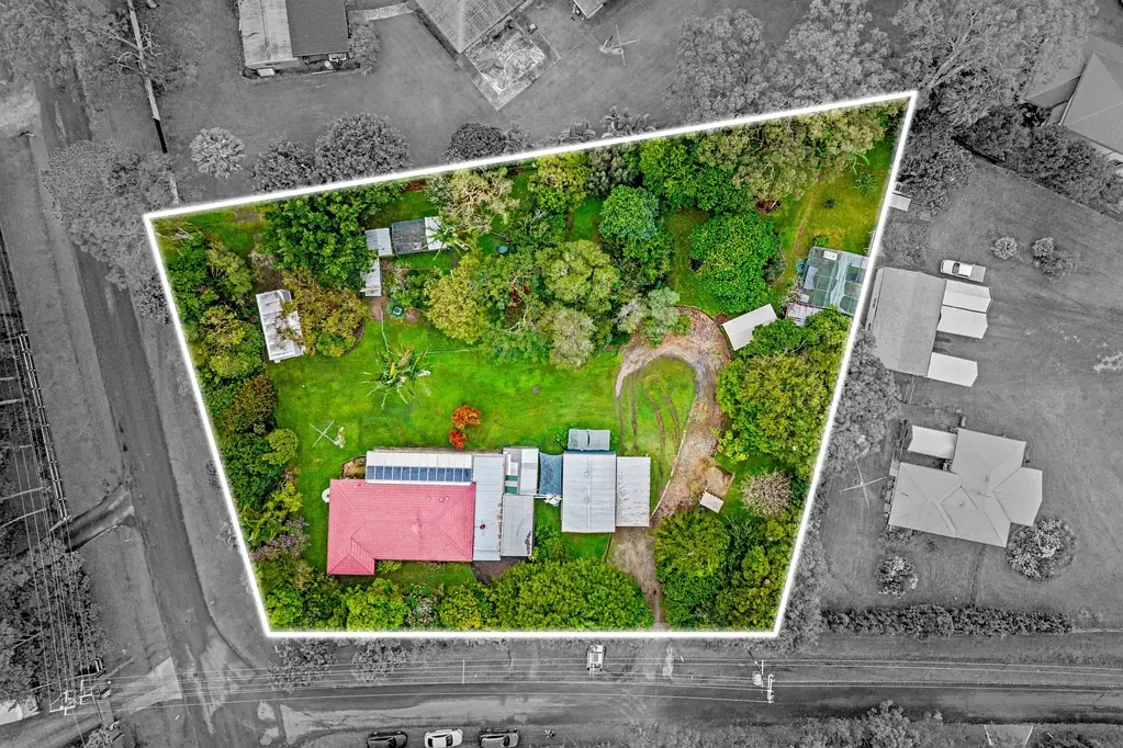 Redland Bay 3房 Redland Bay热门地段 4043㎡广阔用地 太阳能电池板 三车车库 动物围栏 私人工作室 学区房优选 ACRE BLOCK WITH LOADS OF POTENTIAL AND ROOM FOR ALL THE TOYS!