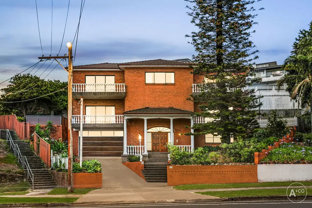 Maroubra 4房 1019sqm沿海地块 R2区划联排潜力 高地无遮挡海景 邻近Maroubra Beach 公私名校划片 双砖结构地下室 ONE OF MAROUBRA'S LARGEST COASTAL LANDHOLDINGS WITH SWEEPING OCEAN VIEWS - 1019 SQM (APPROX).