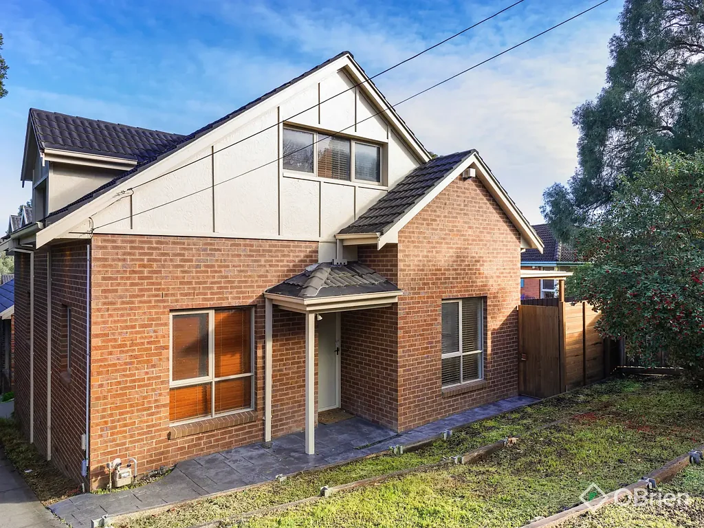 LOW MAINTENANCE SUNDRENCHED HOME - WALK TO BEVERLEY HILLS PRIMARY