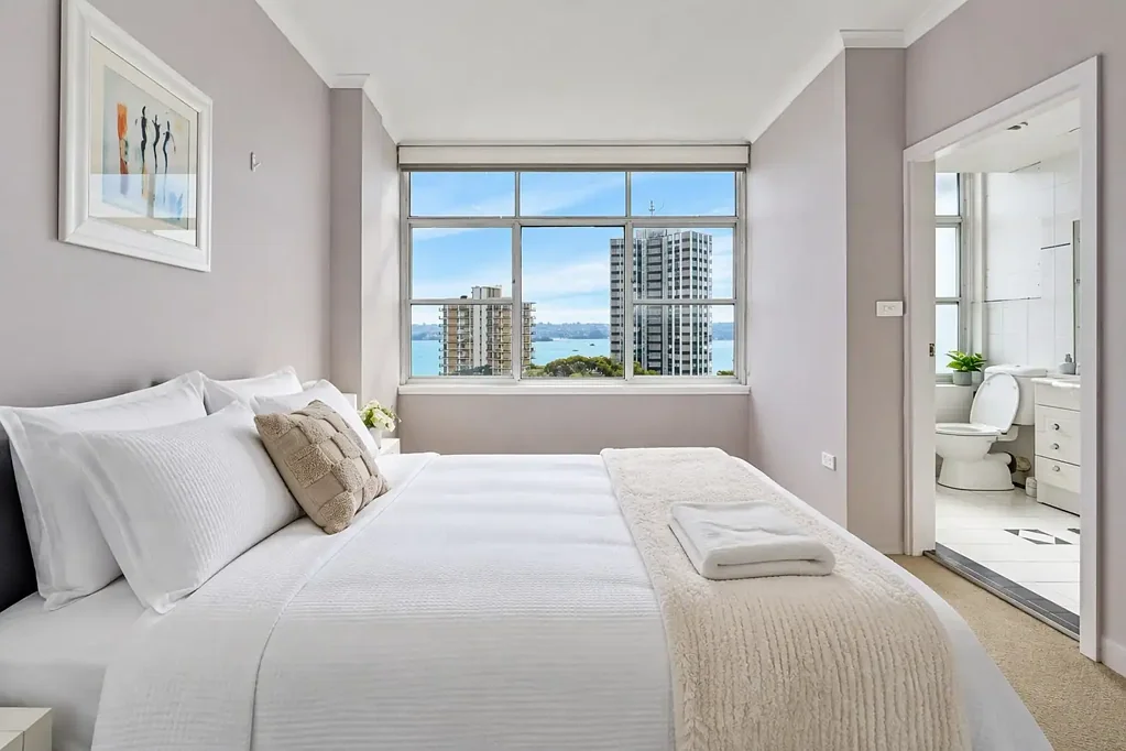 Northerly Facing Sunlit Furnished Apartment with Harbour Views