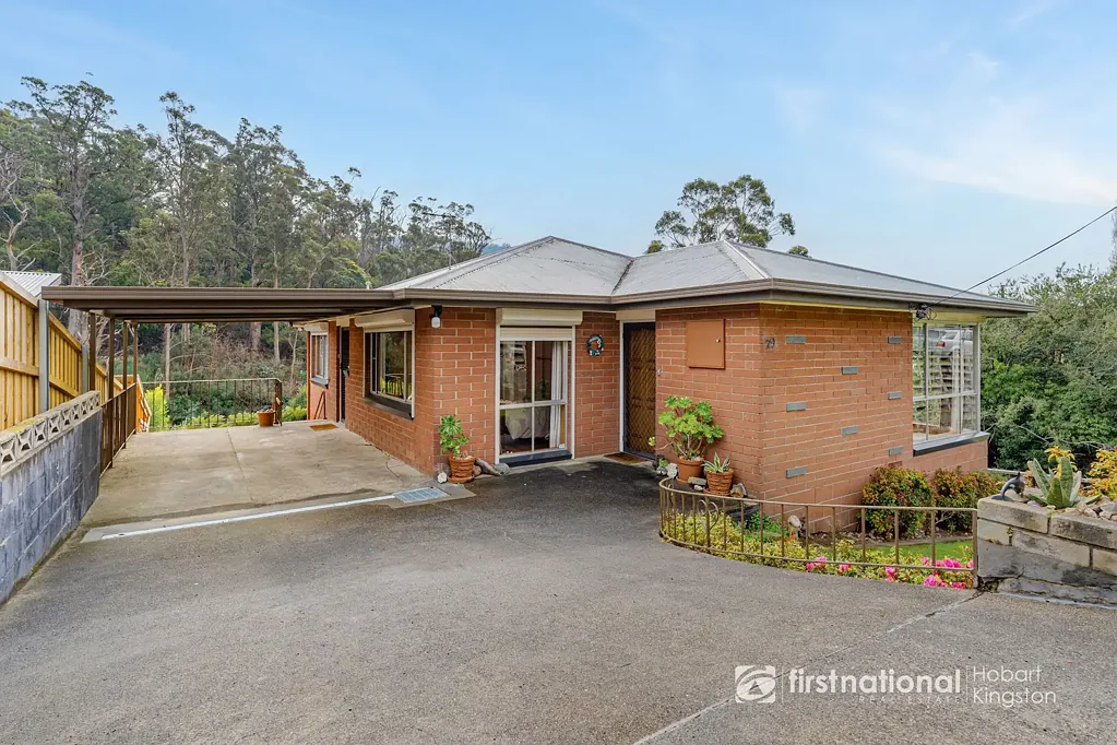 South Hobart 3Kwarto A Rare South Hobart Haven Beside the Rivulet Offering…City Convenience, Mountain Majesty & a Backyard Like No Other!
