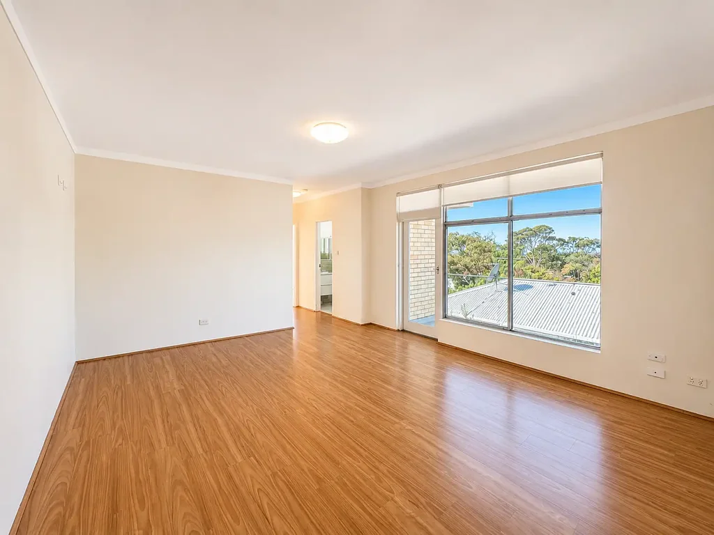 BRIGHT AND SUNNY TWO BEDROOM APARTMENT WITH FLOORBOARDS THROUGHOUT.