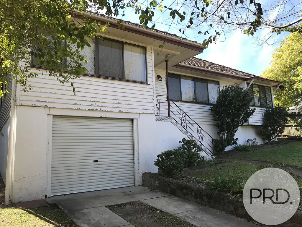 FAMILY HOME IN IDEAL CLAYFIELD POSITION!