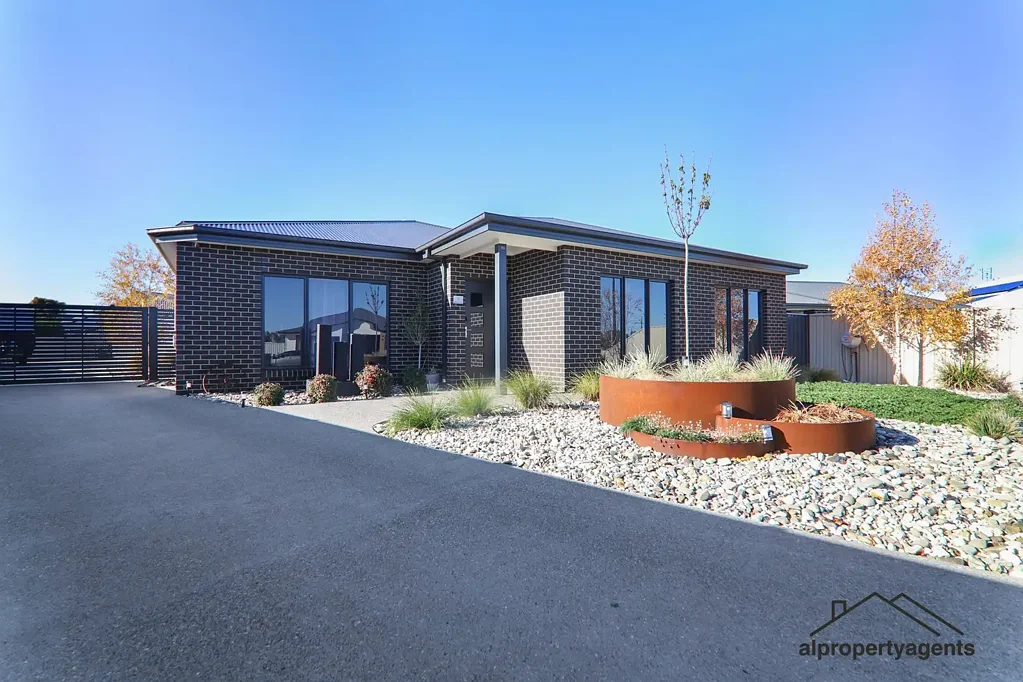 30 Dellar Crescent, Horsham, VIC 3400