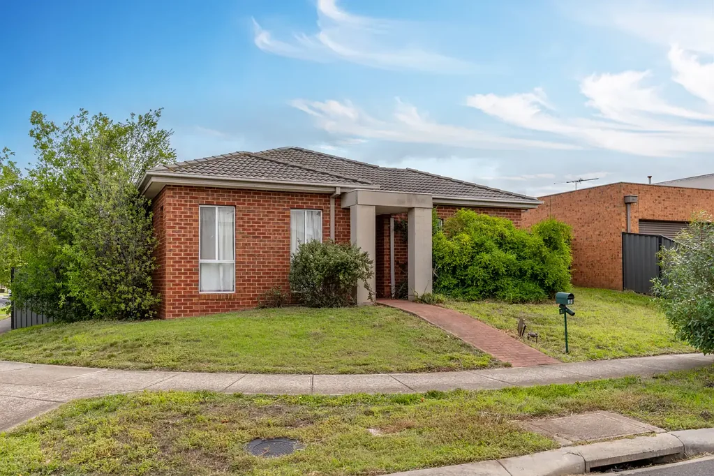 3 Bedroom plus Study family home!