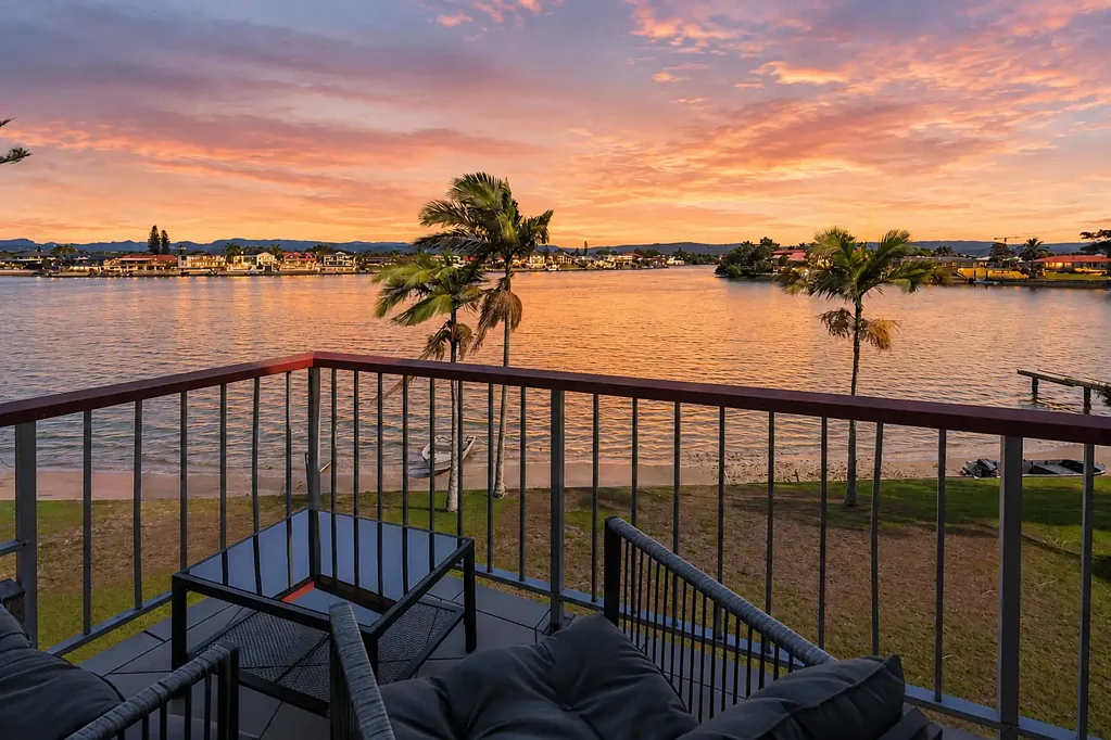 Mermaid Waters 2 Slaapkamer Top-Floor Apartment with Sweeping Wide Water & Hinterland Views