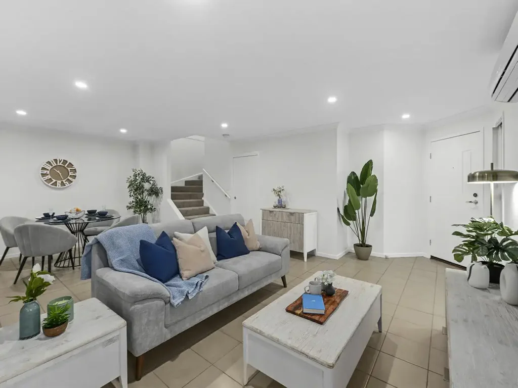 Calamvale 3ห้องนอน High-Positioned Townhouse with Views, Breezes, Street Frontage, Private Yard & Double Garage