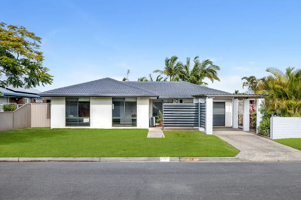 Coombabah 3ห้องนอน Move-In Ready Coastal Home with Saltwater Pool