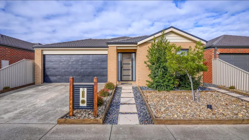 Modern Family Home Close to Riverside Plaza!
