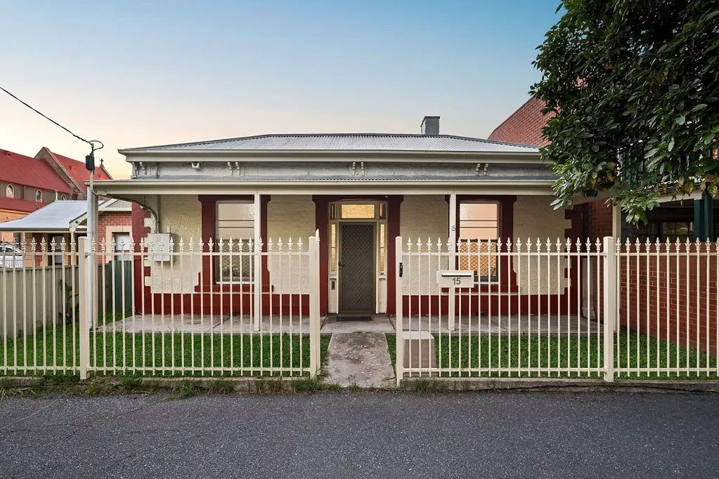 Adelaide 4房  C1880 City-Fringe Cottage with its Sights Set Much Higher.