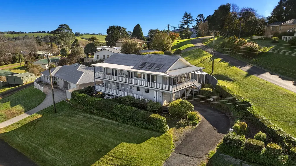 Dorrigo 4房  Gorgeous family home offers multi-generational living, close to town, great views!