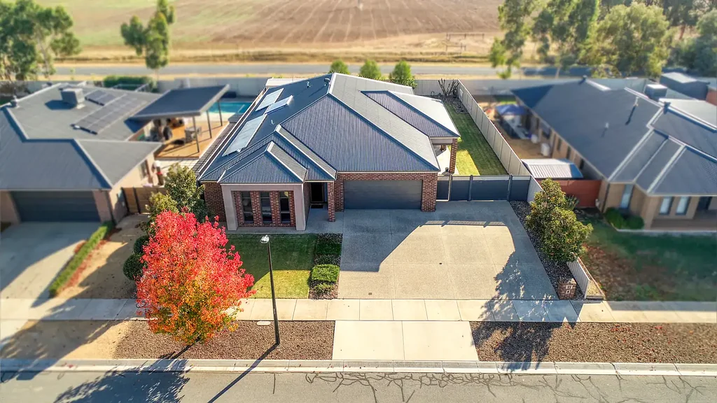 Shepparton 4房  Stunning Home - 4 Bedrooms & Study in "The Boulevard"....GJ Lewis Home !
