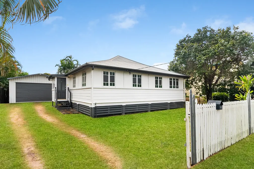 Railway Estate 3 Slaapkamer Cottage Style Home with Two Bay Shed