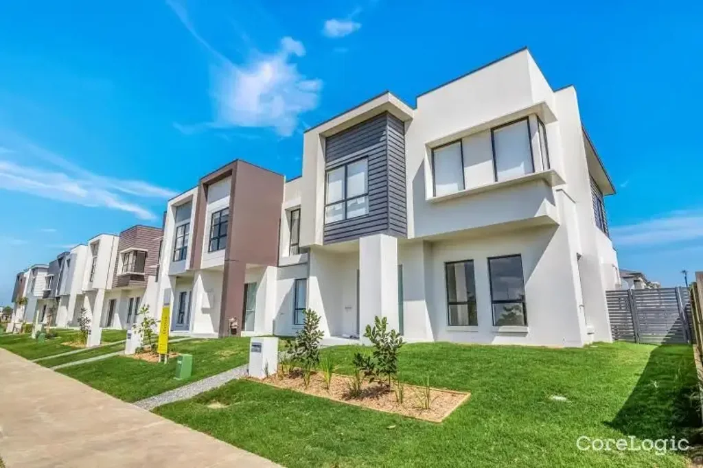 Low Maintenance Living & Close to Everything!!